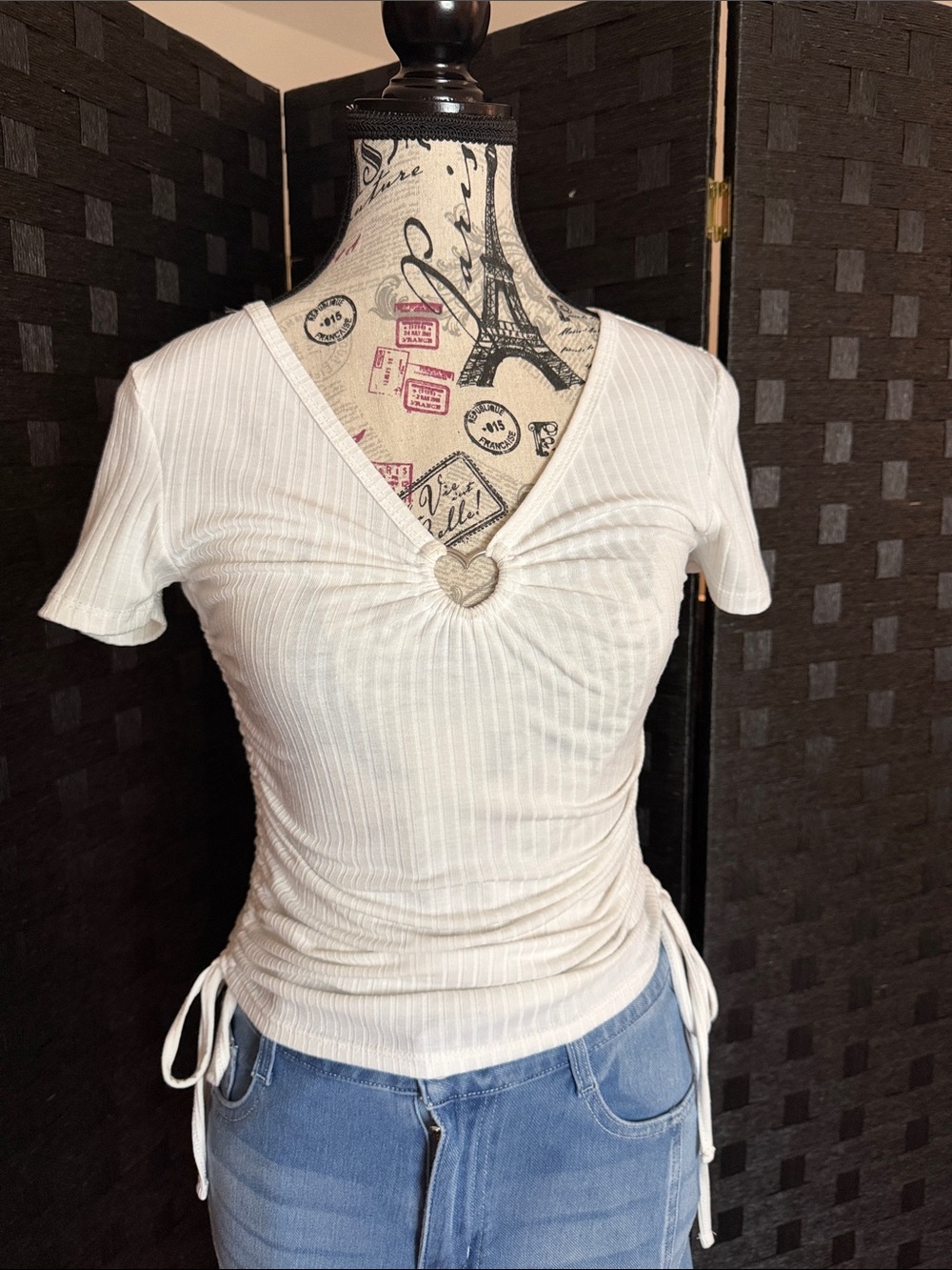 Women’s White Ribbed V‑Neck Top with Heart Ring